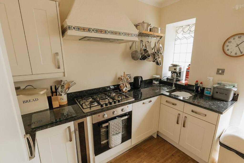 Fir Tree Cottage - Cosy 3 Bed Cottage In Penrhyn Bay With Beautiful Sea Views And Access To Snowdonia Rhôs-on-Sea 외부 사진