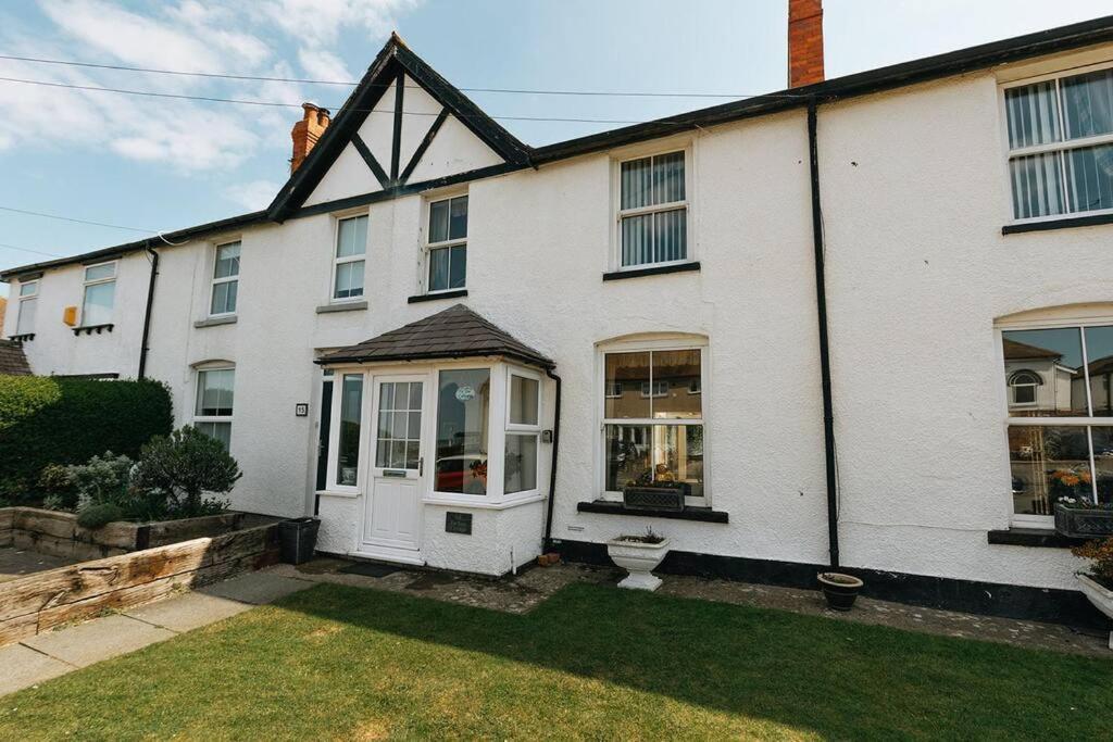 Fir Tree Cottage - Cosy 3 Bed Cottage In Penrhyn Bay With Beautiful Sea Views And Access To Snowdonia Rhôs-on-Sea 외부 사진