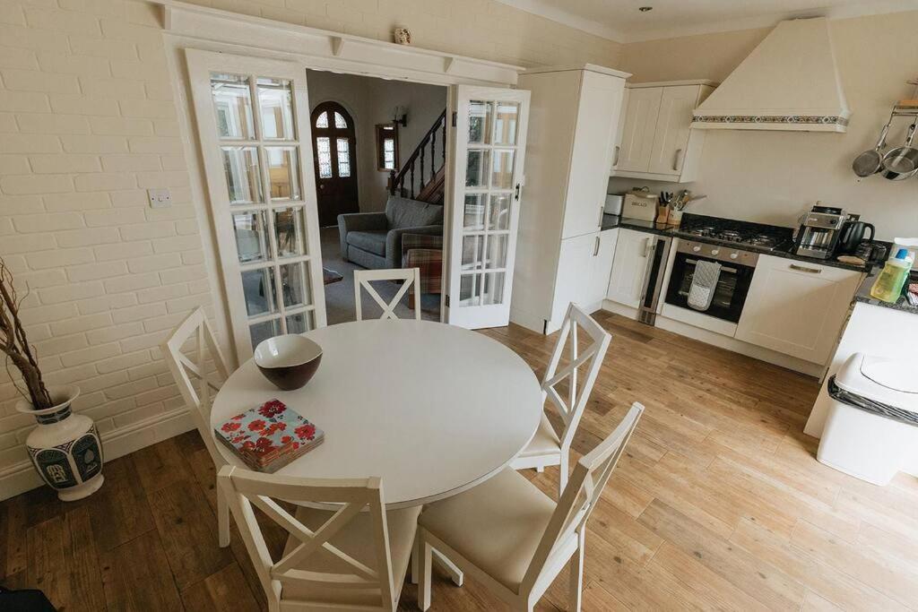 Fir Tree Cottage - Cosy 3 Bed Cottage In Penrhyn Bay With Beautiful Sea Views And Access To Snowdonia Rhôs-on-Sea 외부 사진