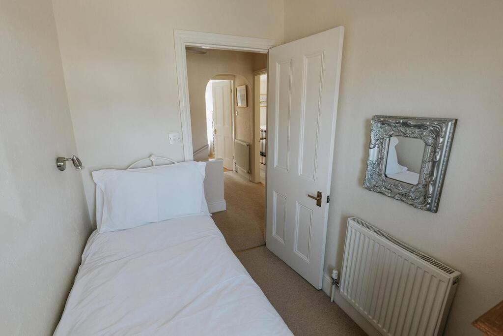 Fir Tree Cottage - Cosy 3 Bed Cottage In Penrhyn Bay With Beautiful Sea Views And Access To Snowdonia Rhôs-on-Sea 외부 사진