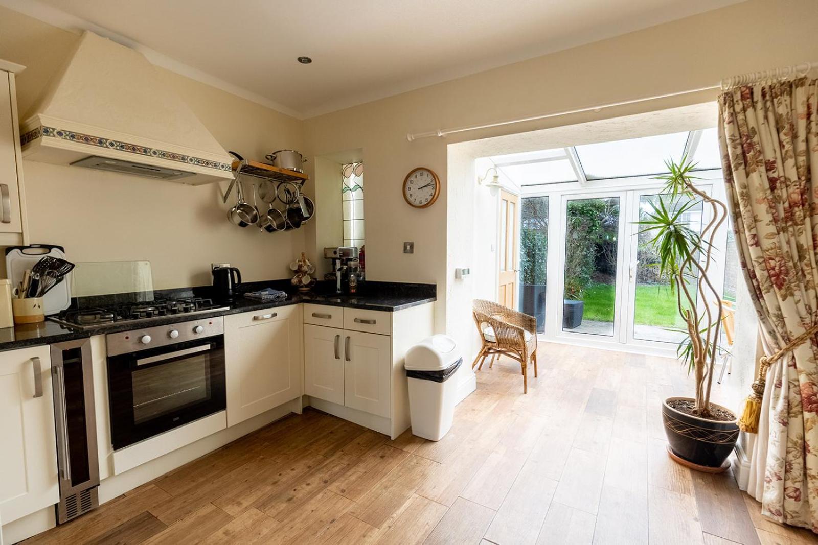 Fir Tree Cottage - Cosy 3 Bed Cottage In Penrhyn Bay With Beautiful Sea Views And Access To Snowdonia Rhôs-on-Sea 외부 사진